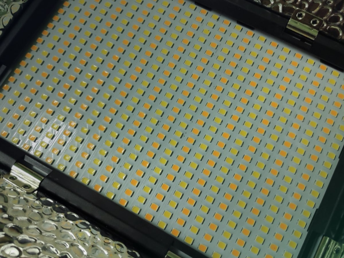 لقطة تفصيلية لـ لوح إضاءة LED لدعم مراجعة المواصفات وفحص الجودة.